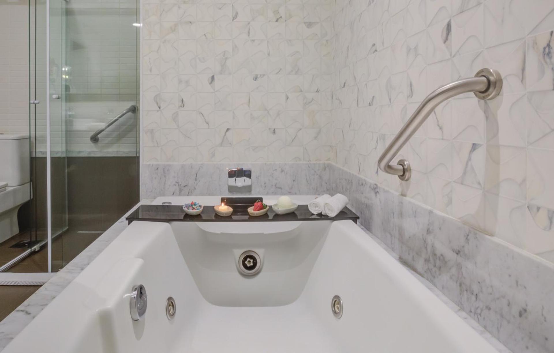 Transamerica Collection Goiânia Zewnętrze zdjęcie A bathtub with a shower door